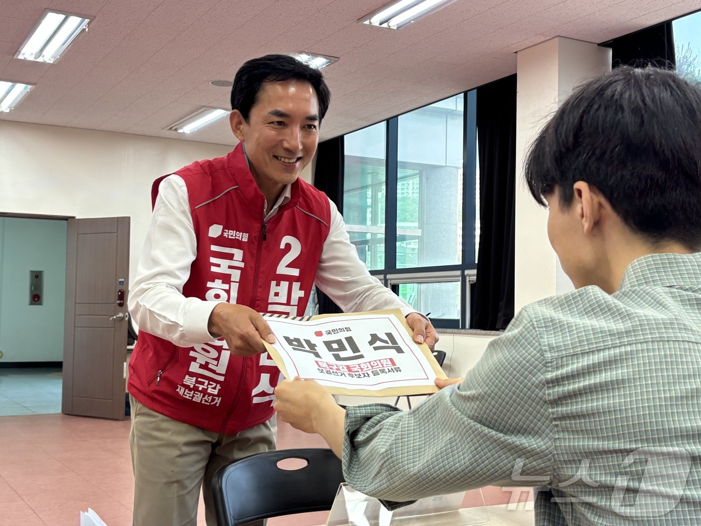 (부산=뉴스1) 홍윤 기자 = 박민식 국민의힘 부산 북구갑 국회의원후보가 6.3 보궐선거 본 후보 등록 첫 날인 14일 북구선거관리위원회에서 후보 등록을 하고 있다. 2026.5. …