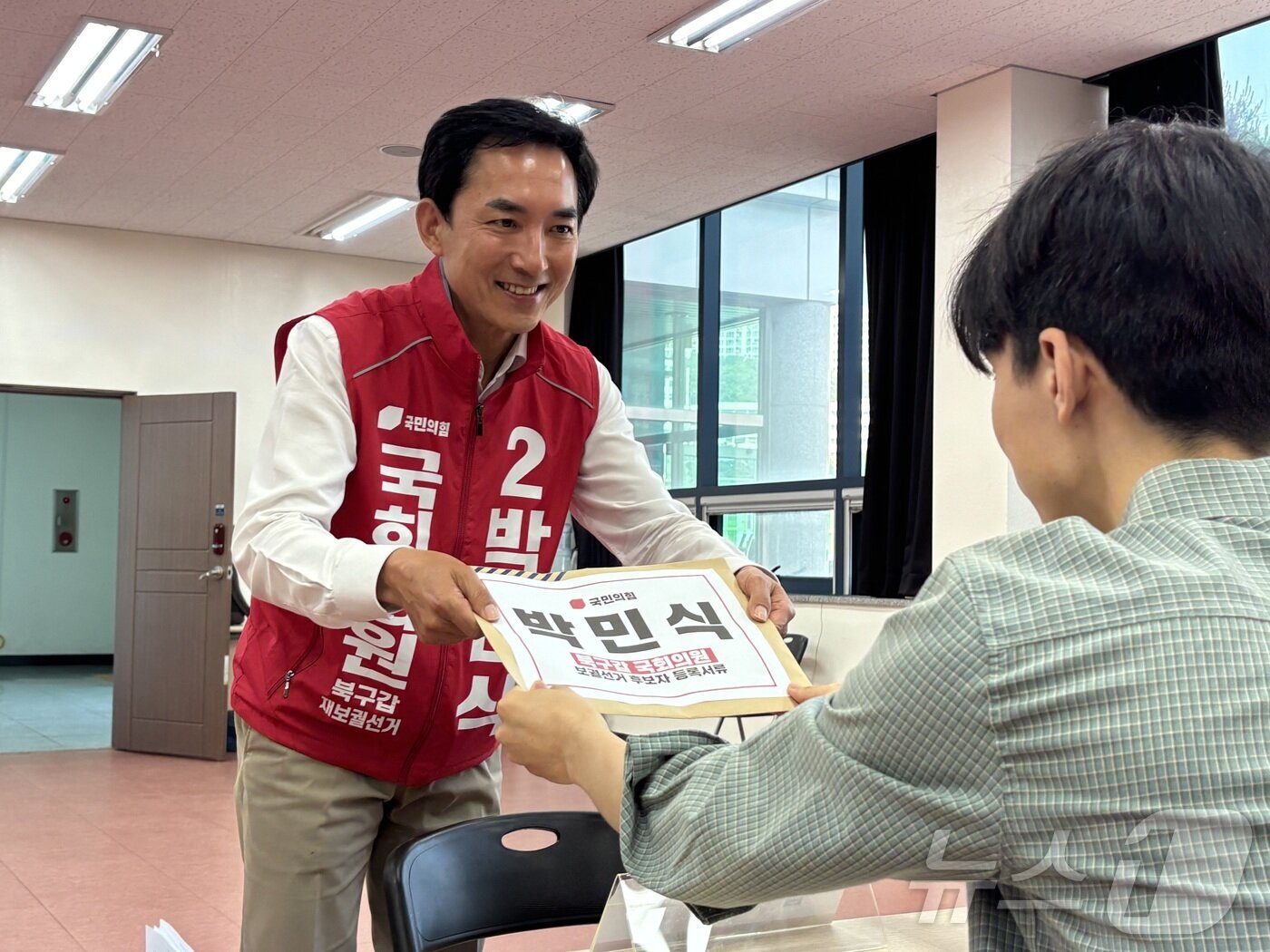본문 이미지 - 박민식 국민의힘 부산 북구갑 국회의원후보가 6.3 보궐선거 본 후보 등록 첫 날인 14일 북구선거관리위원회에서 후보 등록을 하고 있다. 2026.5.14 ⓒ 뉴스1 홍윤 기자