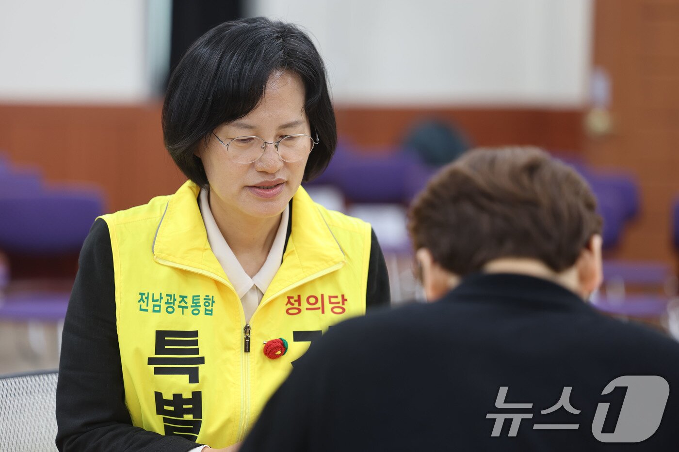 본문 이미지 - 강은미 정의당 전남광주통합특별시장 후보가 14일 광주 서구 치평동 선거관리위원회에서 후보등록을 진행하고 있다. 2026.5.14 ⓒ 뉴스1 박지현 기자