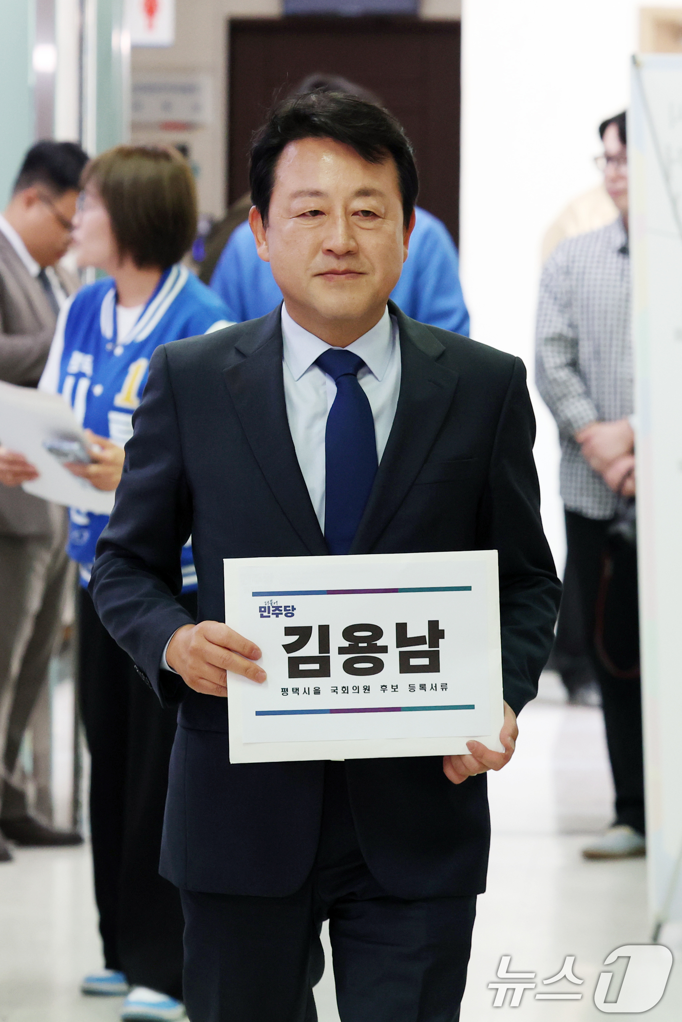 (평택=뉴스1) 김영운 기자 = 김용남 더불어민주당 경기 평택을 후보가 14일 경기 평택시 이충동 평택시선거관리위원회에서 후보자 등록을 하고 있다. 2026.5.14/뉴스1