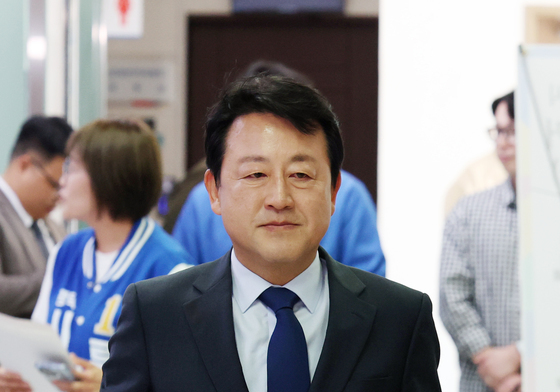 경기 평택을 후보자 등록하는 김용남 더불어민주당 후보