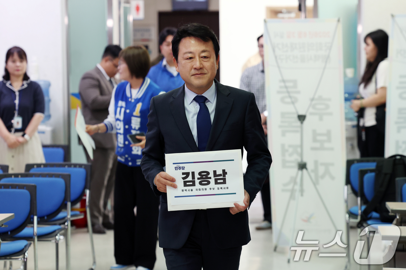(평택=뉴스1) 김영운 기자 = 김용남 더불어민주당 경기 평택을 후보가 14일 경기 평택시 이충동 평택시선거관리위원회에서 후보자 등록을 하고 있다. 2026.5.14/뉴스1