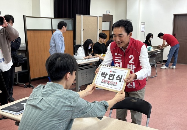 후보자 서류 제출하는 박민식 후보