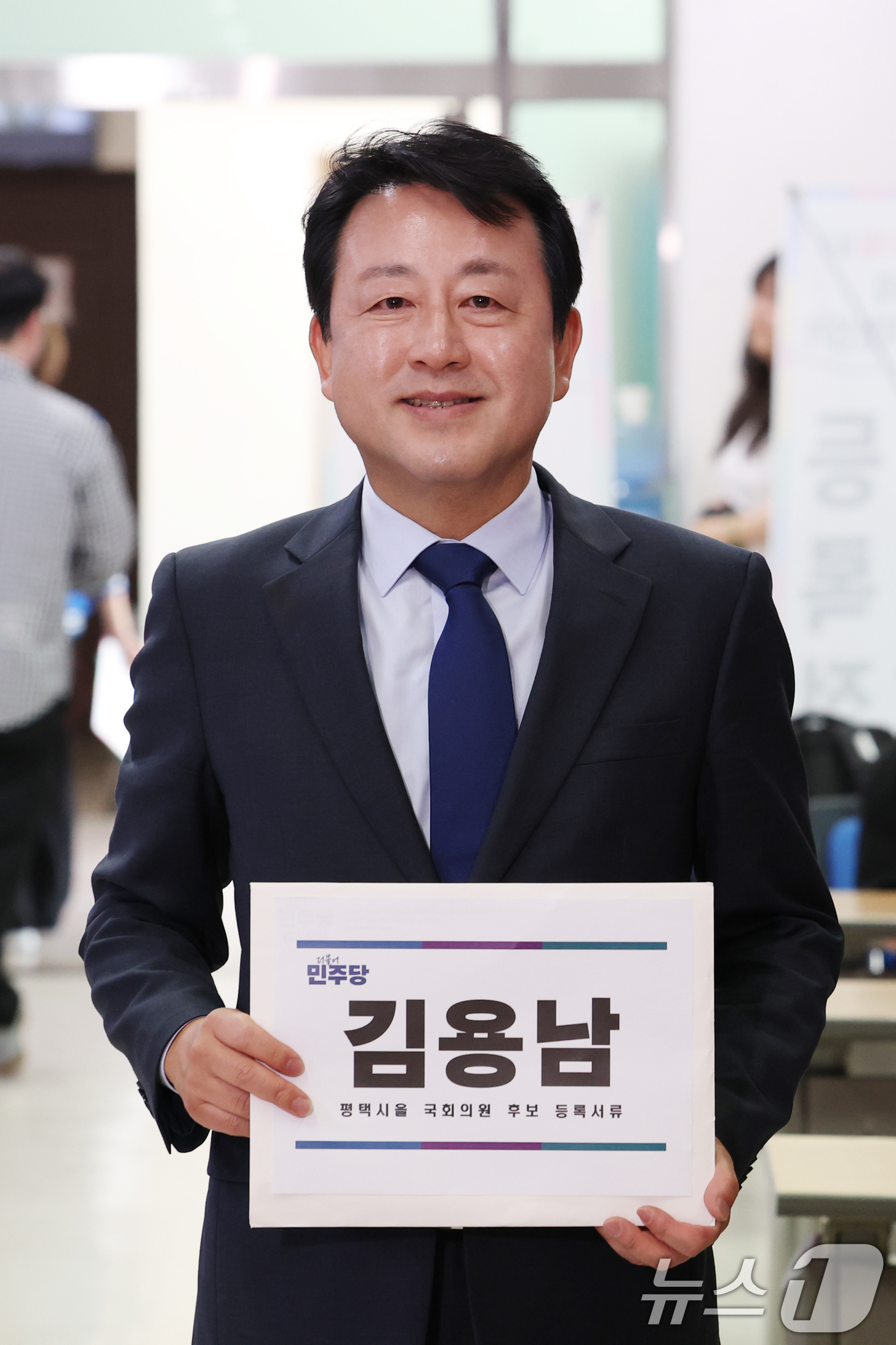 (평택=뉴스1) 김영운 기자 = 김용남 더불어민주당 경기 평택을 후보가 14일 경기 평택시 이충동 평택시선거관리위원회에서 후보자 등록을 하고 있다. 2026.5.14/뉴스1