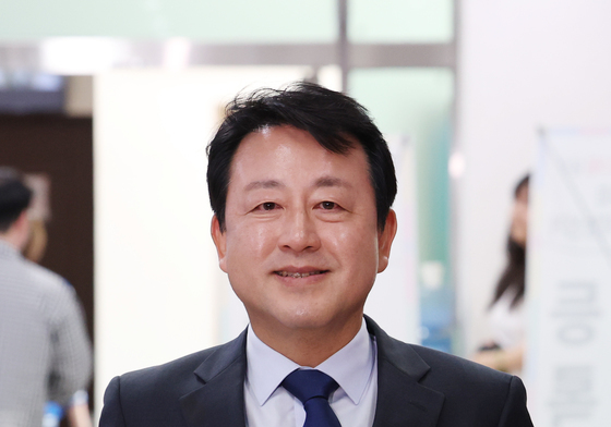 경기 평택을 후보자 등록하는 김용남 더불어민주당 후보