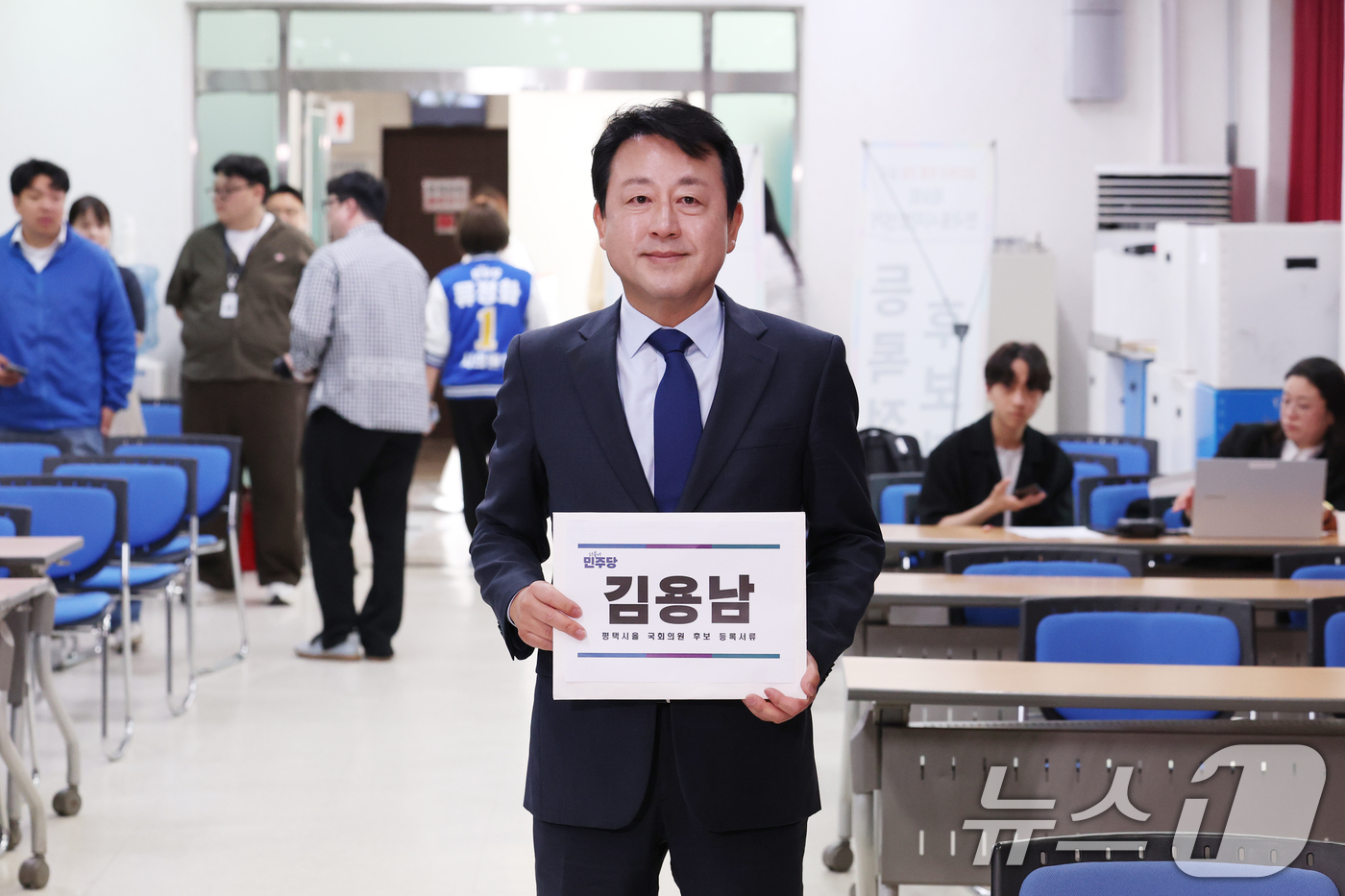 (평택=뉴스1) 김영운 기자 = 김용남 더불어민주당 경기 평택을 후보가 14일 경기 평택시 이충동 평택시선거관리위원회에서 후보자 등록을 하고 있다. 2026.5.14/뉴스1
