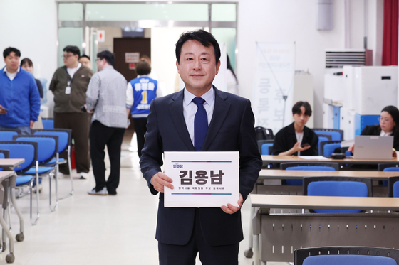 경기 평택을 후보자 등록하는 김용남 더불어민주당 후보