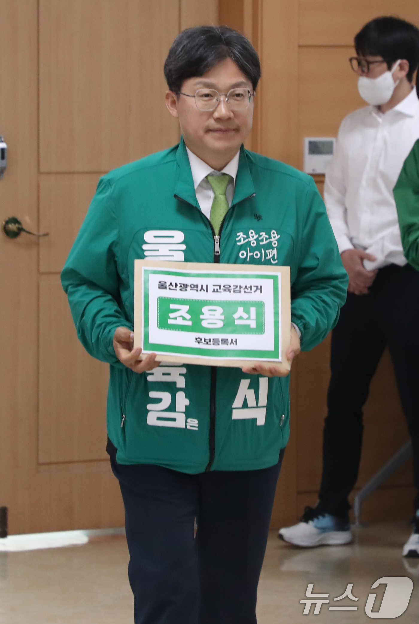(울산=뉴스1) 조민주 기자 = 조용식 울산교육감 후보가 14일 울산 중구 울산시선거관리위원회에서 6·3 지방선거 울산교육감 후보자 등록을 하고 있다. 2026.5.14/뉴스1