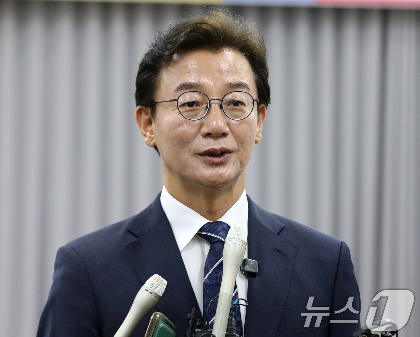 (부산=뉴스1) 윤일지 기자 = 전재수 더불어민주당 부산시장 후보가 14일 부산 연제구 부산시선거관리위원회에서 6·3 지방선거 부산시장 후보자 등록을 한 뒤 취재진 질문에 답하고 …
