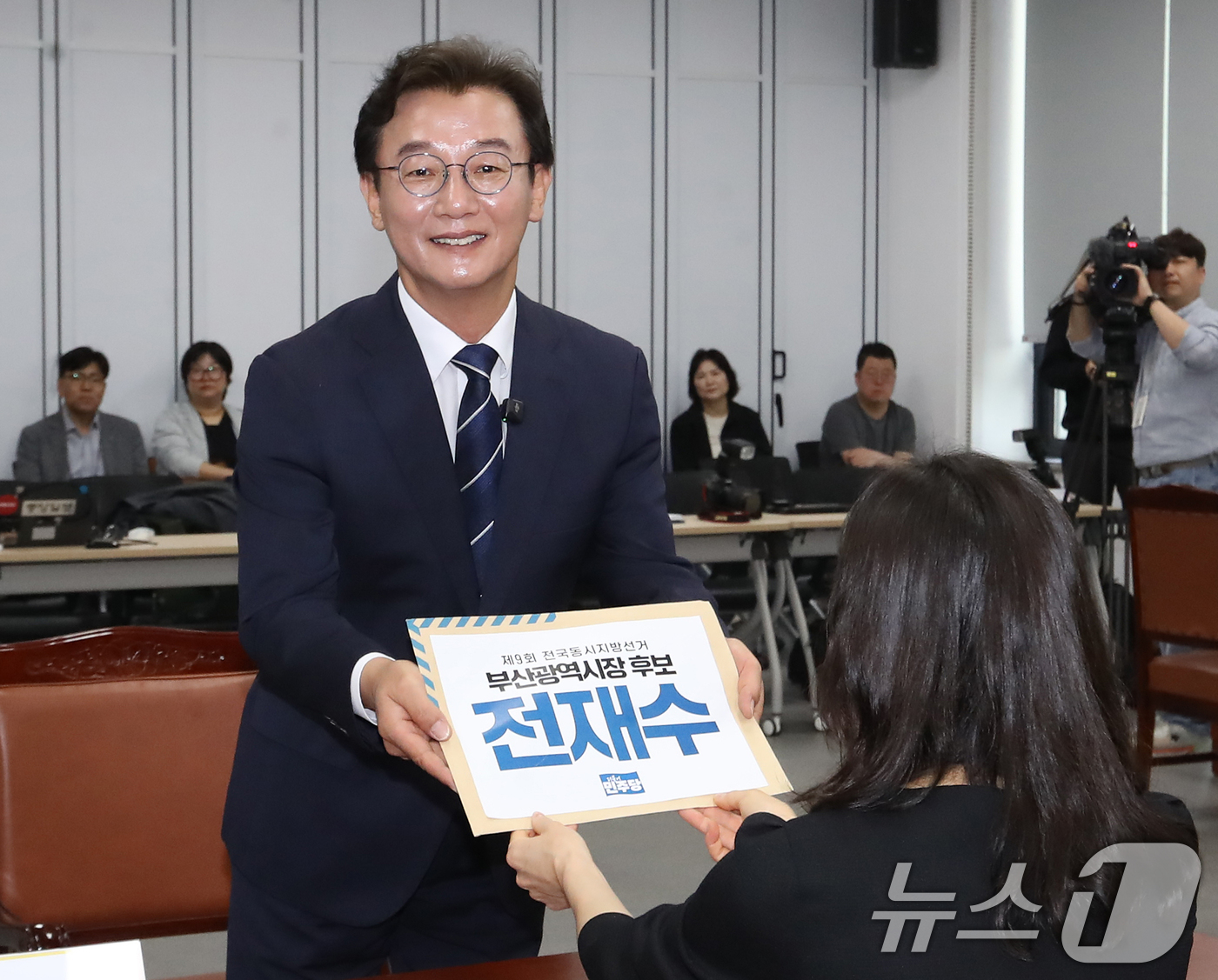 (부산=뉴스1) 윤일지 기자 = 전재수 더불어민주당 부산시장 후보가 14일 부산 연제구 부산시선거관리위원회에서 6·3 지방선거 부산시장 후보자 등록을 하고 있다. 2026.5.14 …
