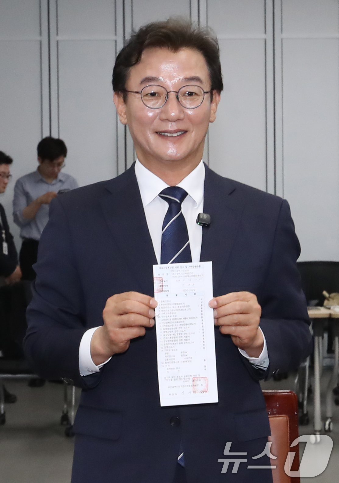 (부산=뉴스1) 윤일지 기자 = 전재수 더불어민주당 부산시장 후보가 14일 부산 연제구 부산시선거관리위원회에서 6·3 지방선거 부산시장 후보자 등록을 한 뒤 접수증을 들어 보이고 …