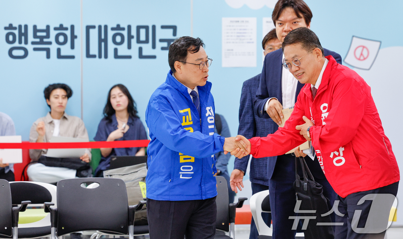 (서울=뉴스1) 안은나 기자 = 진보 진영 후보로 추대된 정근식(왼쪽), 보수 진영 윤호상 서울시교육감 후보가 14일 오전 종로구 서울시선거관리위원회에서 제9회 전국동시지방선거(6 …