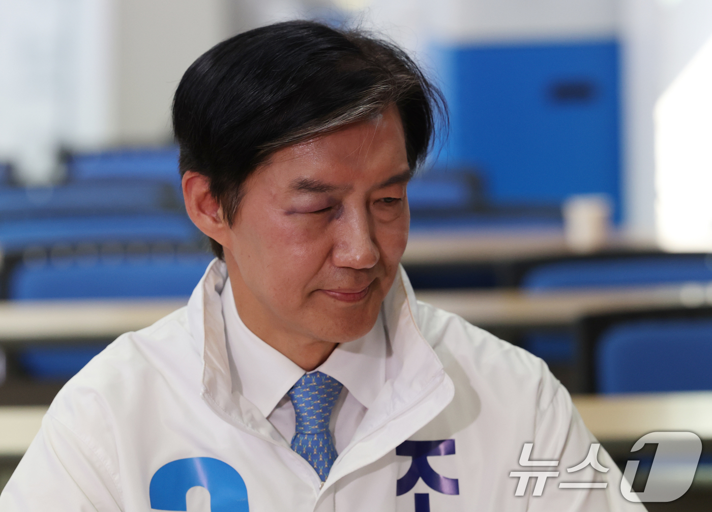 (평택=뉴스1) 김영운 기자 = 조국 조국혁신당 경기 평택을 후보가 14일 경기 평택시 이충동 평택시선거관리위원회에서 후보자 등록을 하고 있다. 2026.5.14/뉴스1