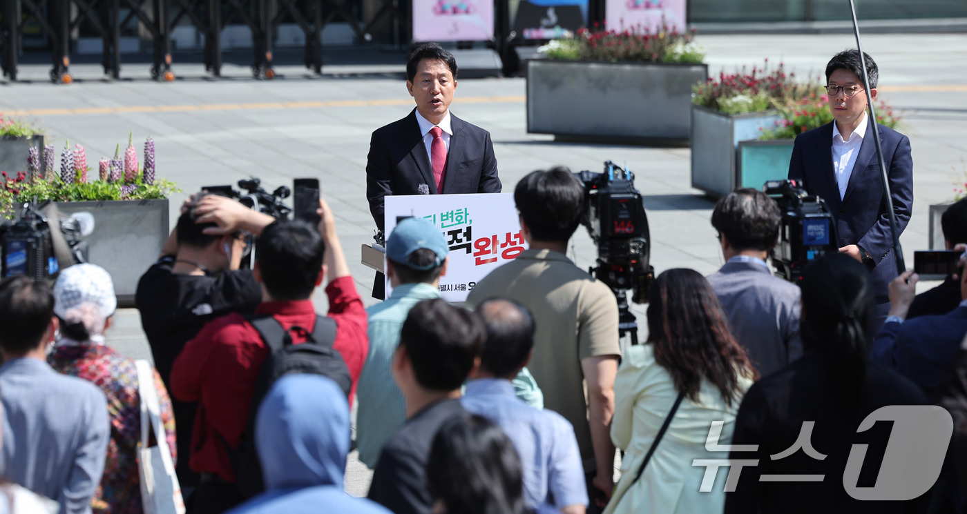 (서울=뉴스1) 박지혜 기자 = 오세훈 국민의힘 서울시장 후보가 14일 서울 중구 서울시청 앞에서 6·3 지방선거 대국민 호소 기자회견을 하고 있다. 2026.5.14/뉴스1