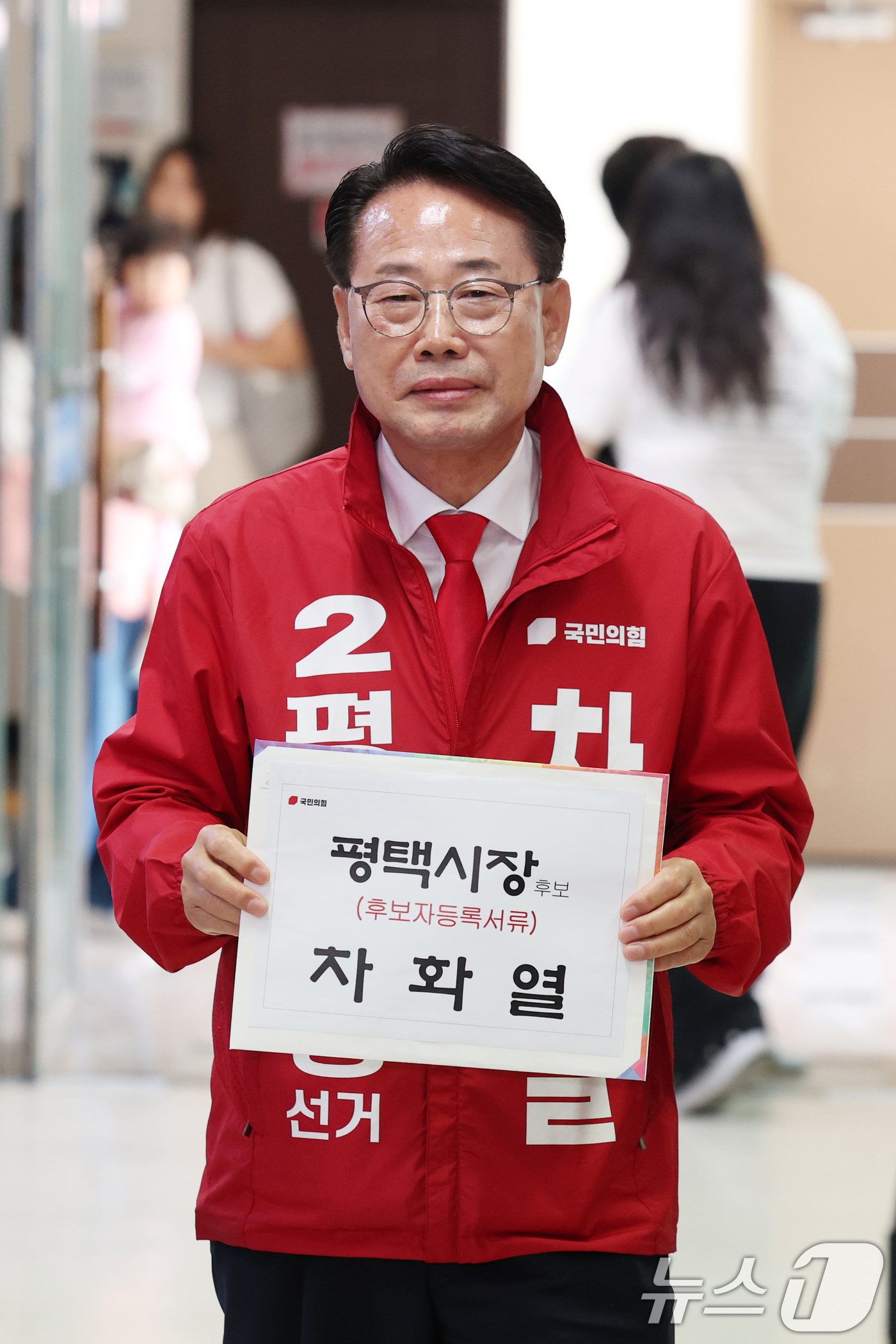 (평택=뉴스1) 김영운 기자 = 차화열 국민의힘 경기 평택시장 후보가 14일 경기 평택시 이충동 평택시선거관리위원회에서 후보자 등록을 하고 있다. 2026.5.14/뉴스1