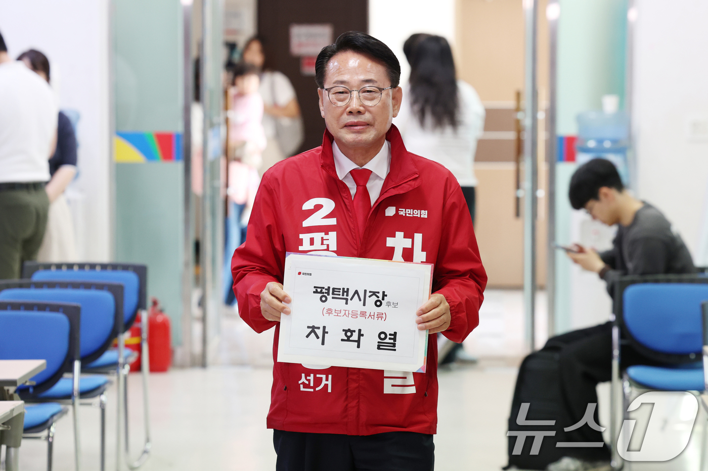 (평택=뉴스1) 김영운 기자 = 차화열 국민의힘 경기 평택시장 후보가 14일 경기 평택시 이충동 평택시선거관리위원회에서 후보자 등록을 하고 있다. 2026.5.14/뉴스1