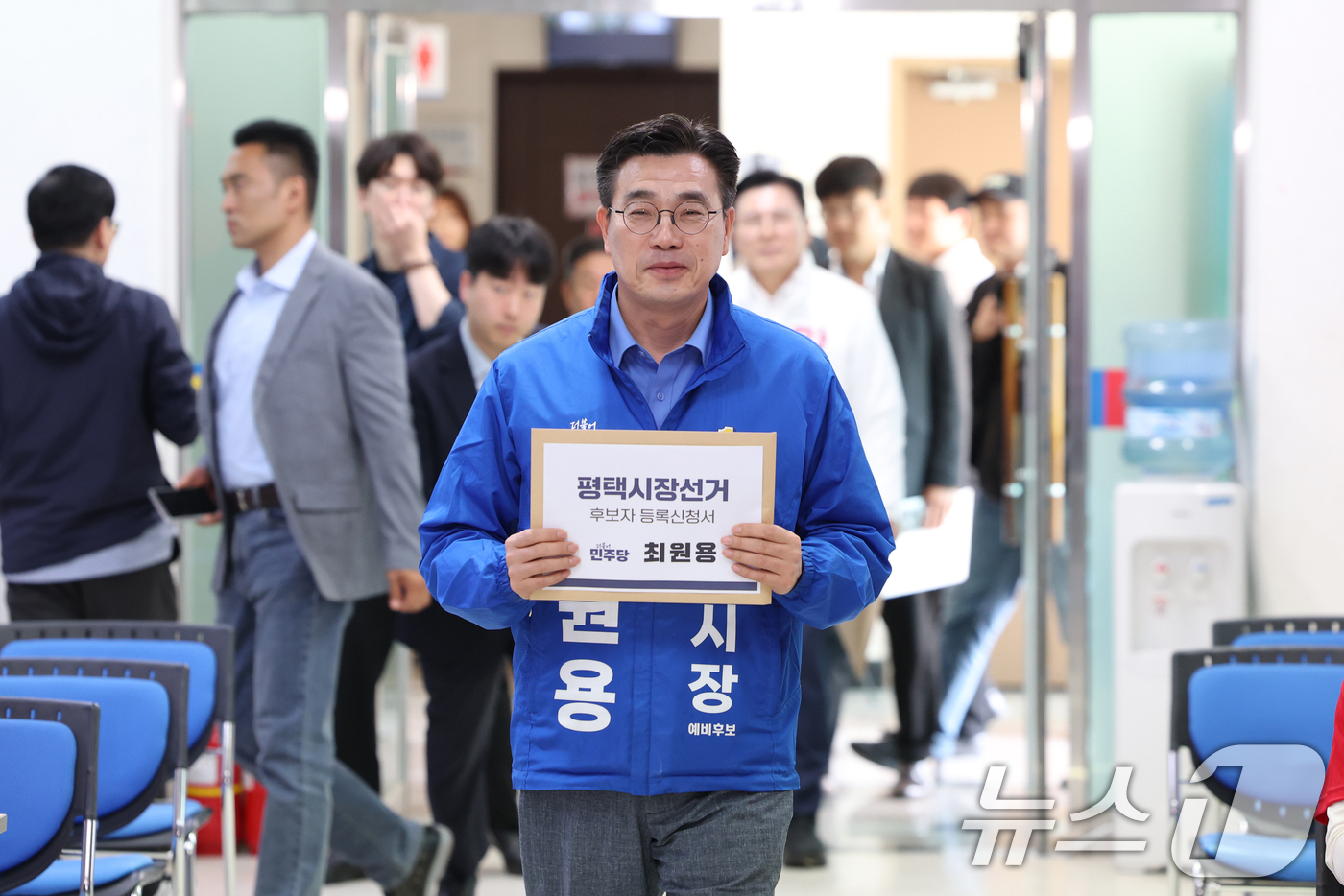 (평택=뉴스1) 김영운 기자 = 최원용 더불어민주당 경기 평택시장 후보가 14일 경기 평택시 이충동 평택시선거관리위원회에서 후보자 등록을 하고 있다. 2026.5.14/뉴스1