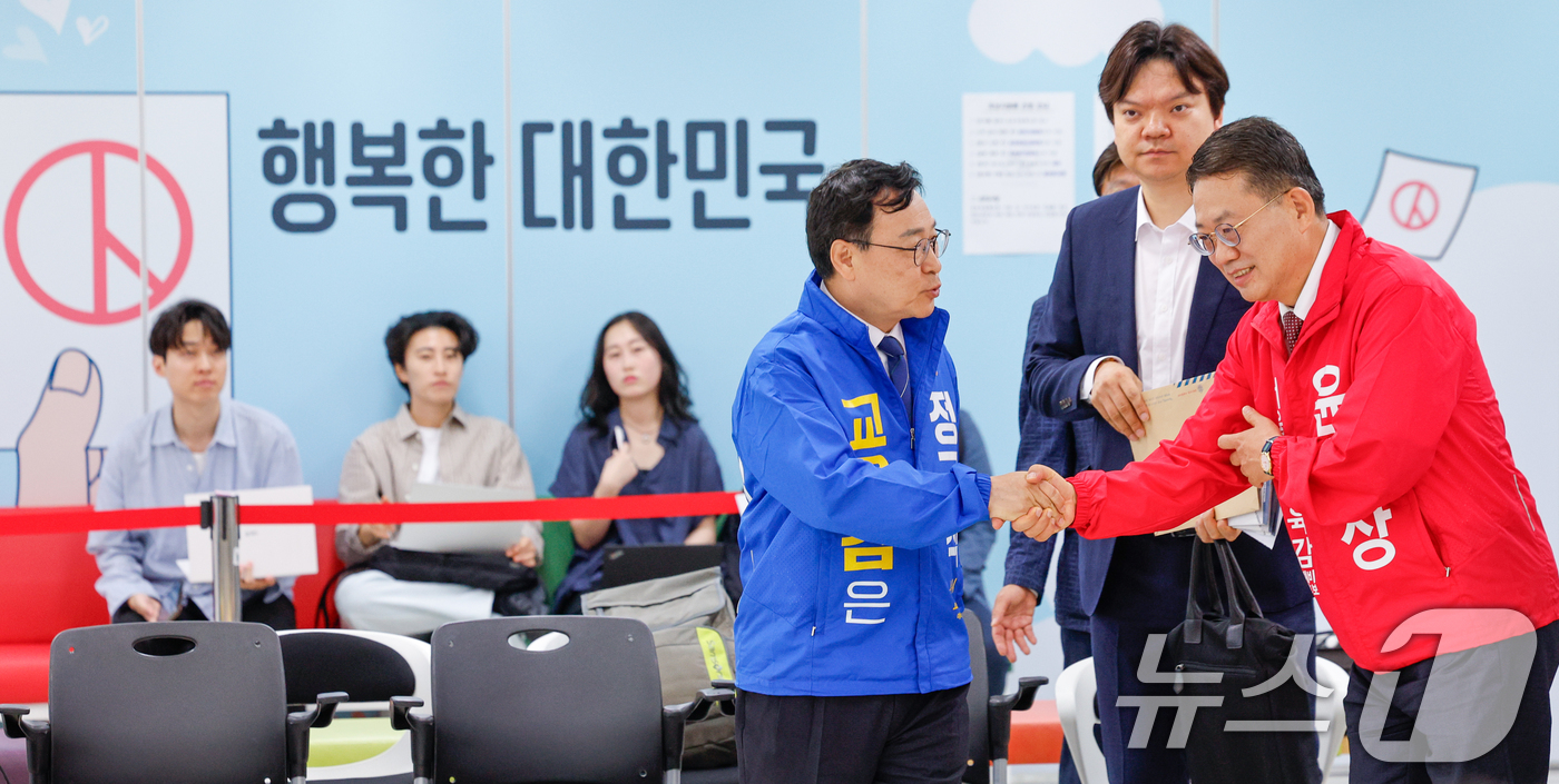 (서울=뉴스1) 안은나 기자 = 진보 진영 후보로 추대된 정근식(왼쪽), 보수 진영 윤호상 서울시교육감 후보가 14일 오전 종로구 서울시선거관리위원회에서 제9회 전국동시지방선거(6 …