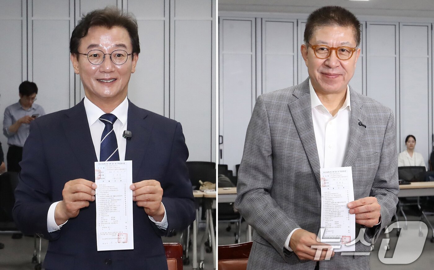 본문 이미지 - 전재수 더불어민주당 부산시장 후보(왼쪽), 박형준 국민의힘 부산시장 후보가 14일 부산 연제구 부산시선거관리위원회에서 6·3 지방선거 후보자 등록을 한 뒤 각각 접수증을 들어 보이고 있다. 2026.5.14 ⓒ 뉴스1 윤일지 기자