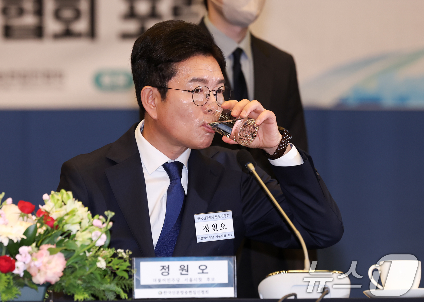 (서울=뉴스1) 임지훈 인턴기자 = 정원오 더불어민주당 서울시장 후보가 14일 오전 서울 중구 대한상공회의소 국제회의장에서 열린 한국신문방송편집인협회 초청 포럼에 참석해 물을 마시 …