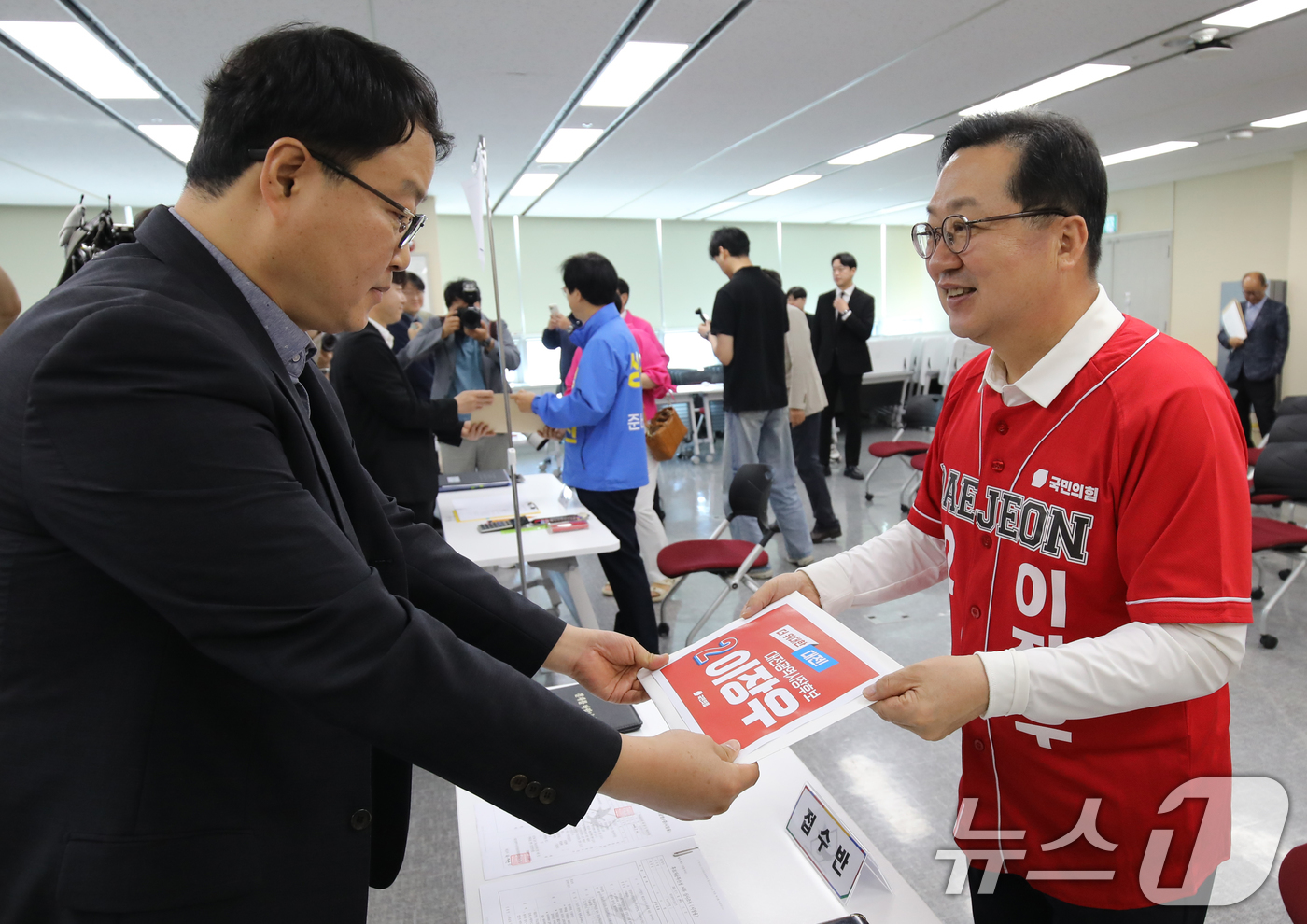 (대전=뉴스1) 김기태 기자 = 이장우 국민의힘 대전시장 후보가 14일 오전 대전선거관리위원회에서 후보 등록을 하고 있다. 2026.5.14/뉴스1