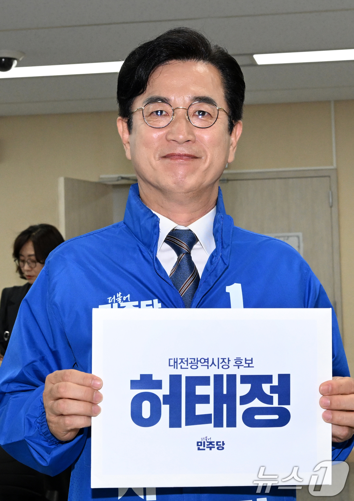 (대전=뉴스1) 김기태 기자 = 허태정 더불어민주당 대전시장 후보가 14일 오전 대전시선거관리위원회에서 후보 등록을 하고 있다. 2026.5.14/뉴스1