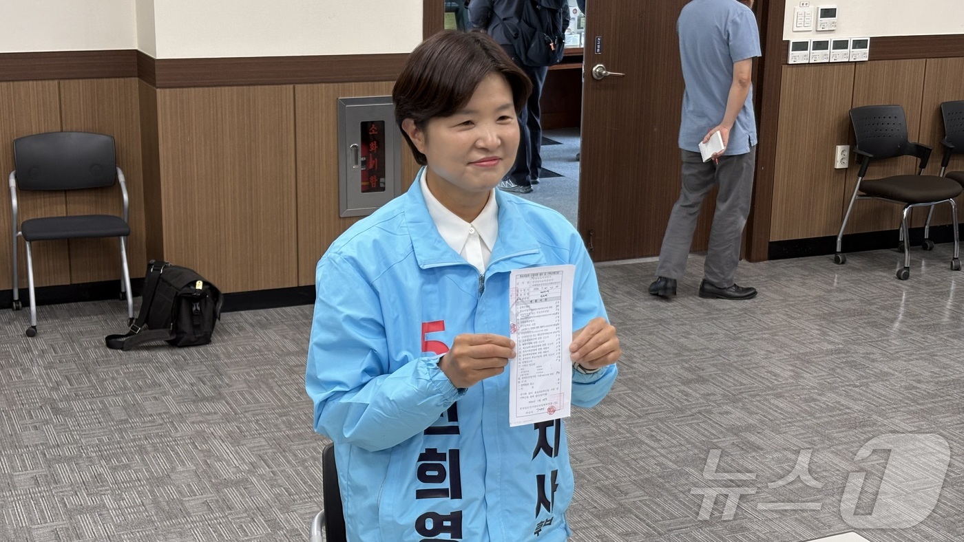 (창원=뉴스1) 강정태 기자 = 전희영 진보당 경남지사 후보가 14일 경남 창원시 경남도선거관리위원회에서 6·3 지방선거 경남지사 후보자 등록을 마친 뒤 접수증을 들어보이고 있다. …