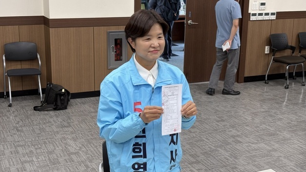후보자 등록 마친 전희영 경남지사 후보