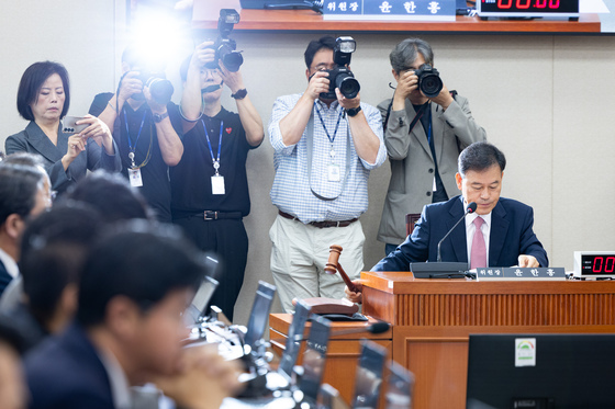 의사봉 두드리는 윤한홍 정무위원장