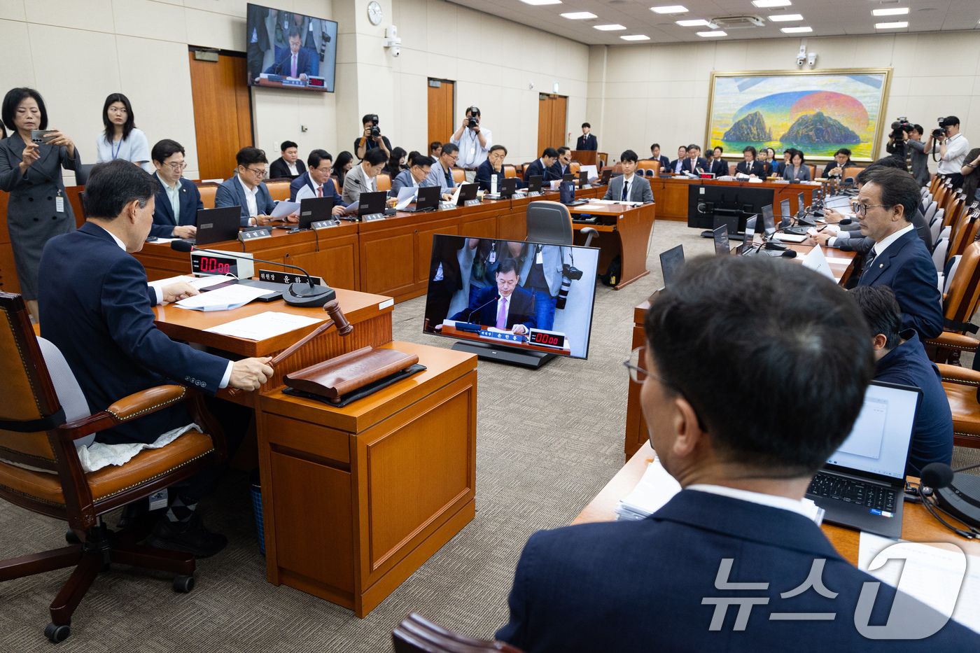 (서울=뉴스1) 유승관 기자 = 윤한홍 국회 정무위원장이 14일 서울 여의도 국회에서 열린 제435회 국회(임시회) 정무위원회 제1차 전체회의에서 의사봉을 두드리고 있다. 2026 …
