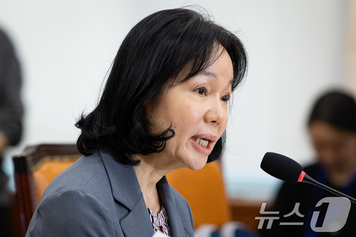 (서울=뉴스1) 유승관 기자 = 송경희 개인정보보호위원장이 14일 서울 여의도 국회에서 열린 제435회 국회(임시회) 정무위원회 제1차 전체회의에 출석해 의원 질의에 답하고 있다. …