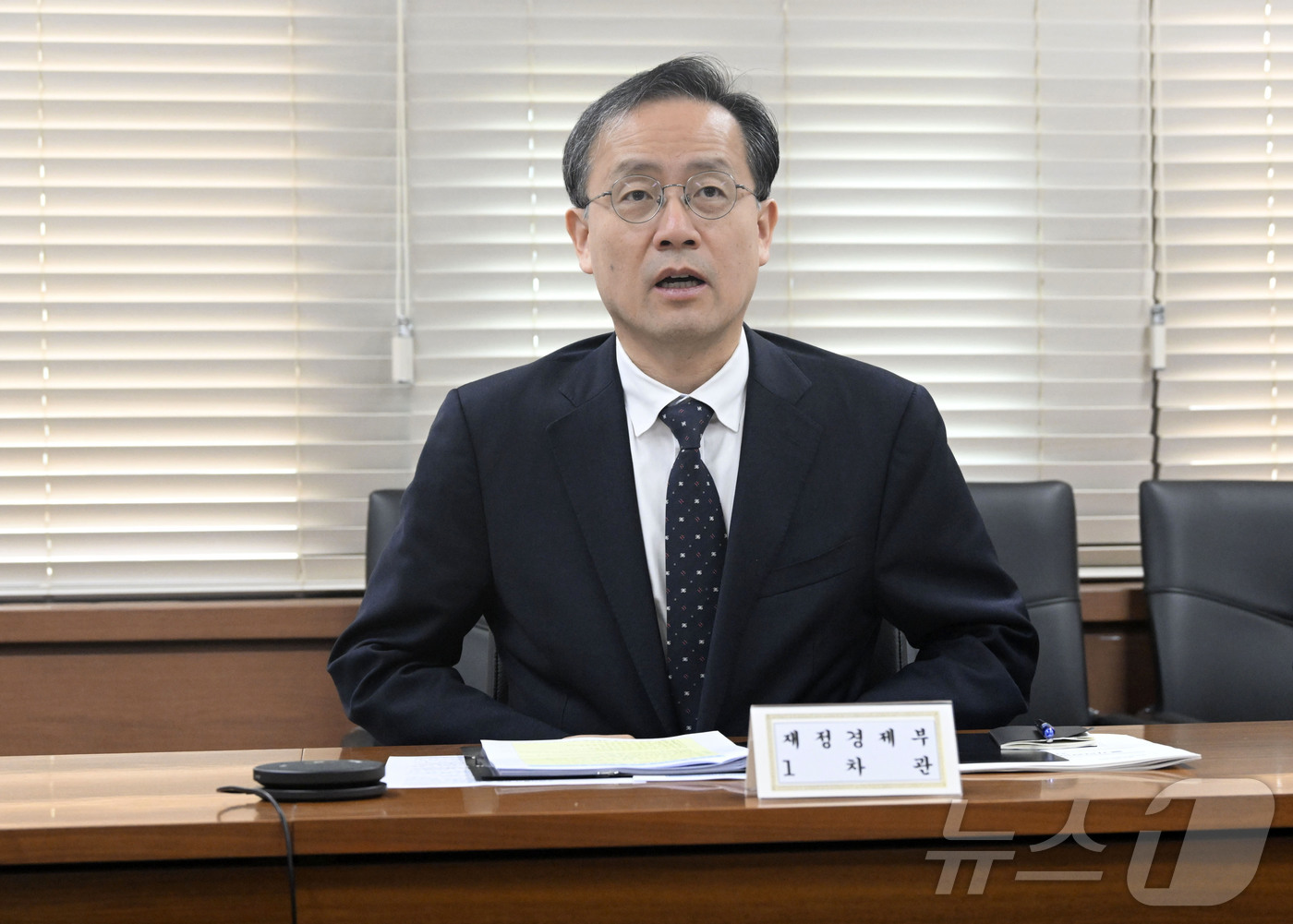 (서울=뉴스1) = 이형일 재정경제부 차관이 14일 서울 종로구 정부서울청사에서 열린 중동전쟁 물가대응팀 회의 겸 제 70차 물가관계차관회의를 주재하고 있다. (재정경제부 제공. …