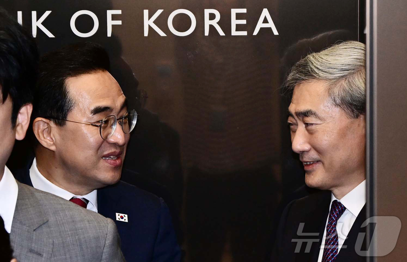 (서울=뉴스1) 오대일 기자 = 박홍근 기획예산처 장관과 신현송 한국은행 총재가 14일 서울 중구 한국은행에서 가진 첫 회동에 앞서 대화를 나누고 있다. (공동취재)