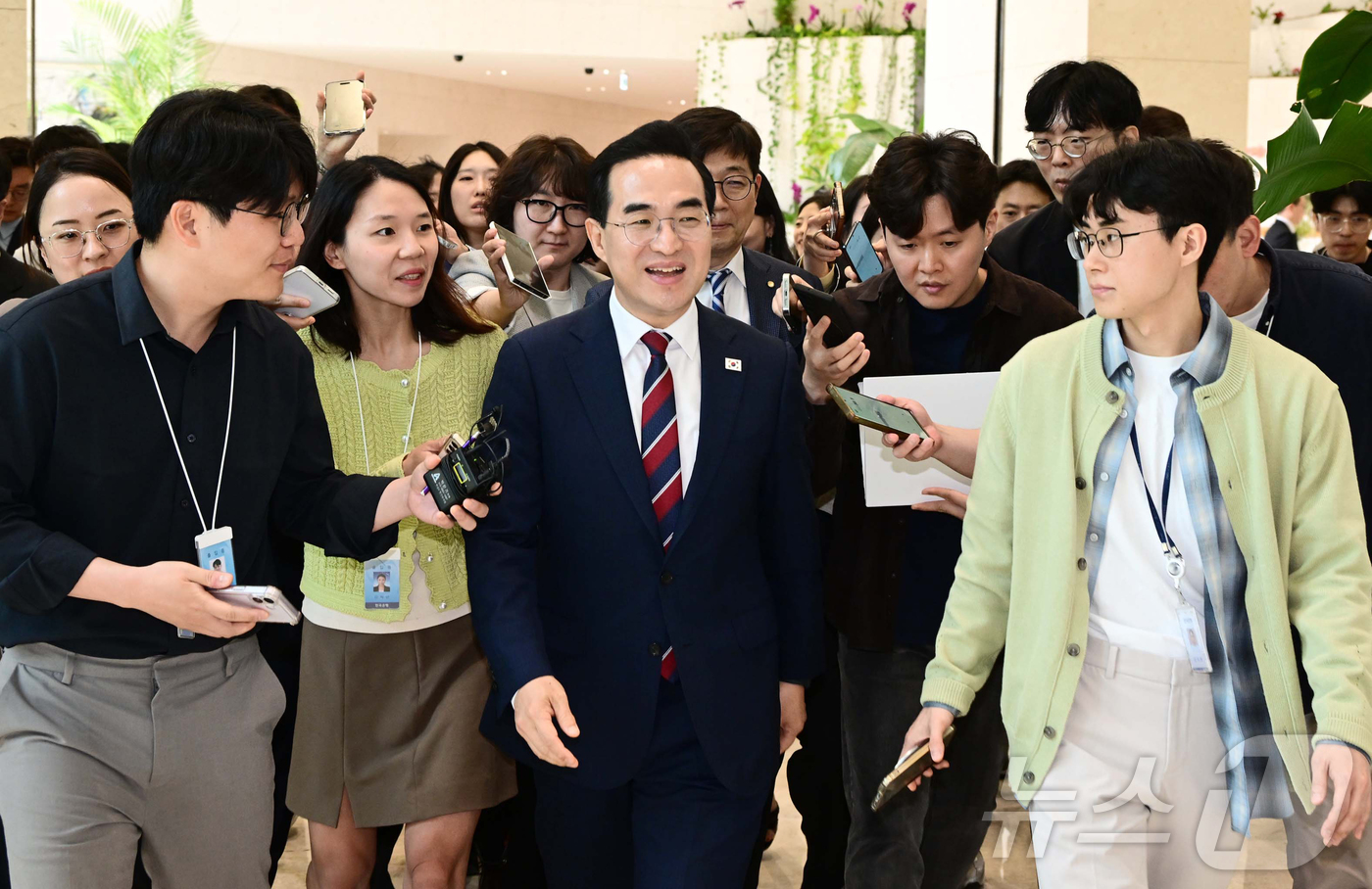 (서울=뉴스1) 오대일 기자 = 박홍근 기획예산처 장관이 14일 서울 중구 한국은행에서 신현송 한국은행 총재와 회동을 하기 위해 들어서며 취재진의 질문을 받고 있다. (공동취재)