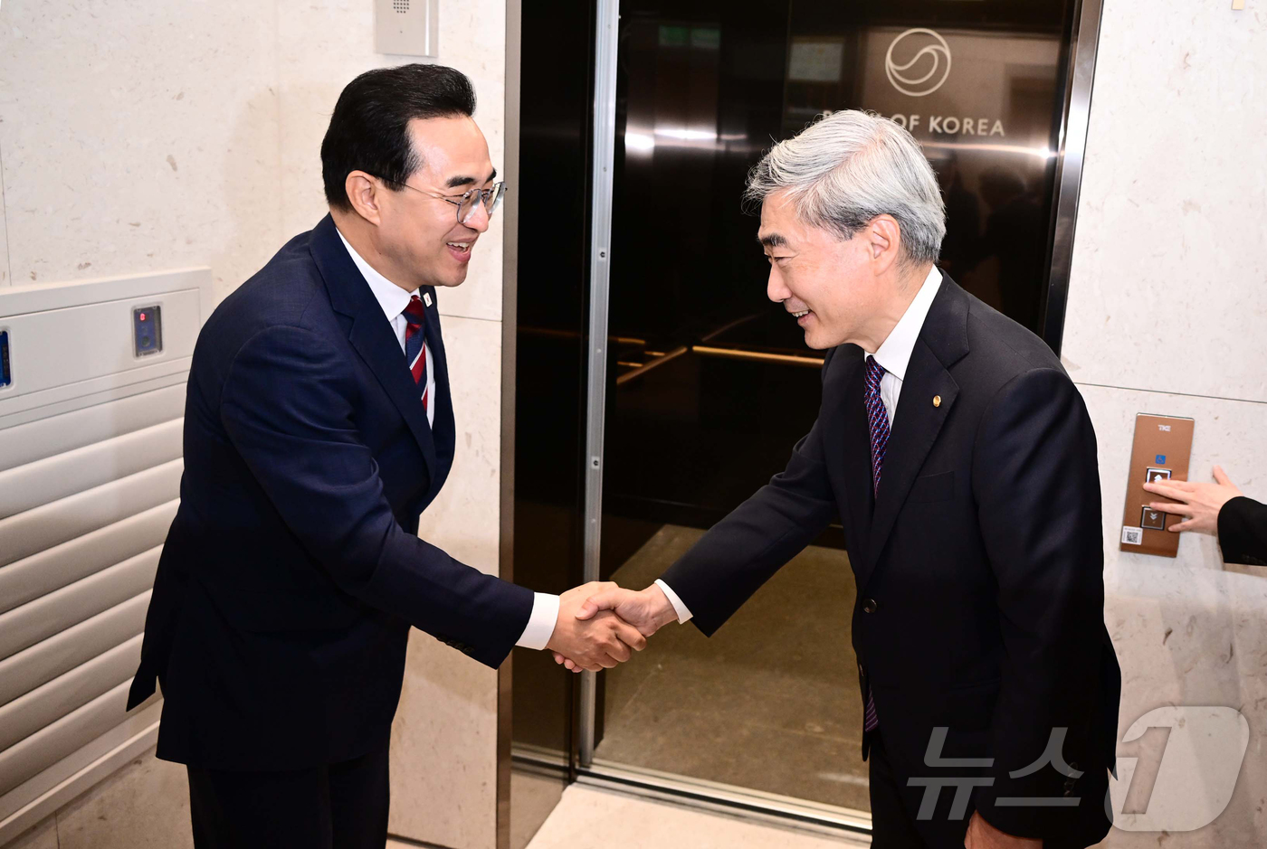(서울=뉴스1) 오대일 기자 = 박홍근 기획예산처 장관과 신현송 한국은행 총재가 14일 서울 중구 한국은행에서 가진 첫 회동에 앞서 악수를 나누고 있다. (공동취재)