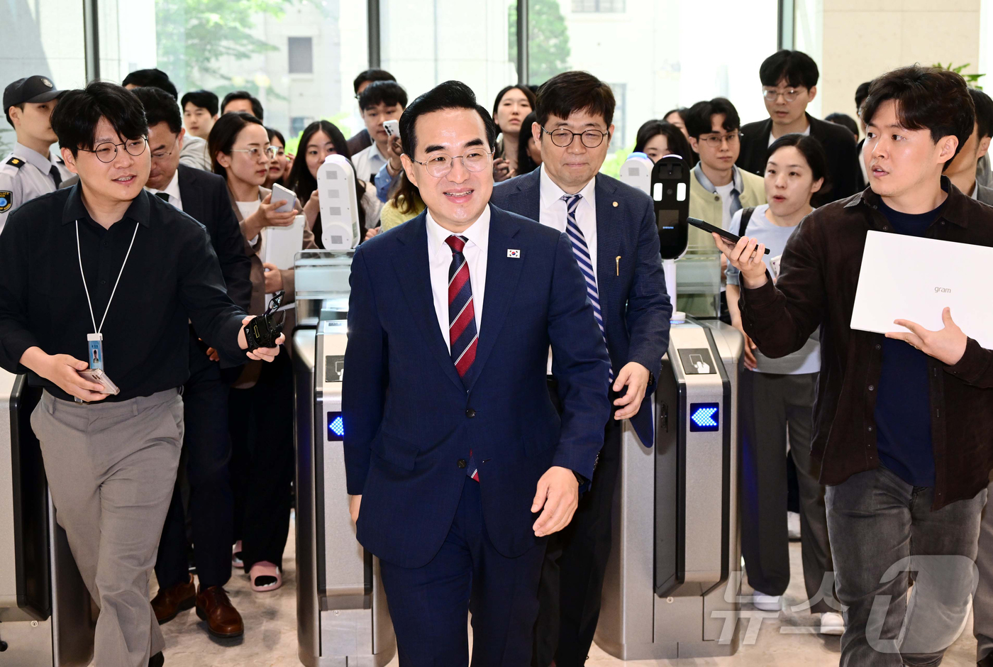 (서울=뉴스1) 오대일 기자 = 박홍근 기획예산처 장관이 14일 서울 중구 한국은행에서 신현송 한국은행 총재와 회동을 하기 위해 들어서며 취재진의 질문을 받고 있다. (공동취재)