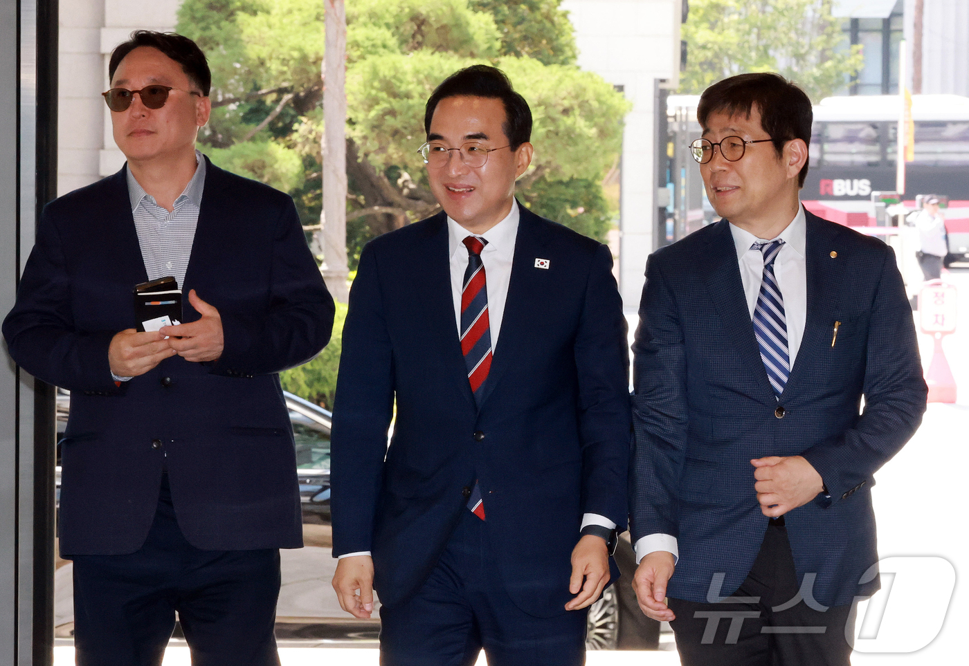 (서울=뉴스1) 오대일 기자 = 박홍근 기획예산처 장관이 14일 서울 중구 한국은행에서 신현송 한국은행 총재와 회동을 하기 위해 들어서고 있다. (공동취재)