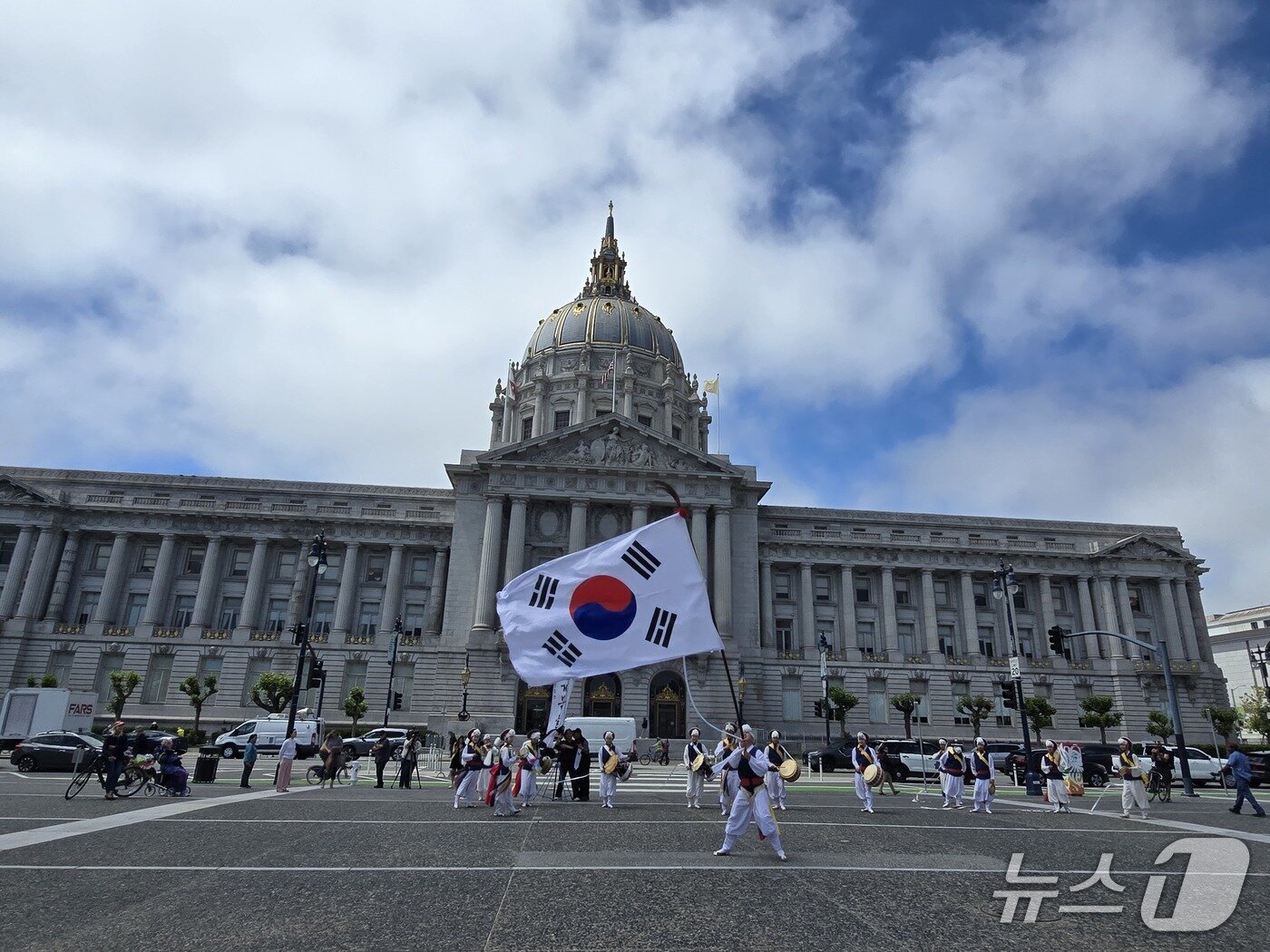 본문 이미지 - 이천통신사가 미국 현지에서 이천거북놀이를 공연하고 있는 모습.(이천시 제공)