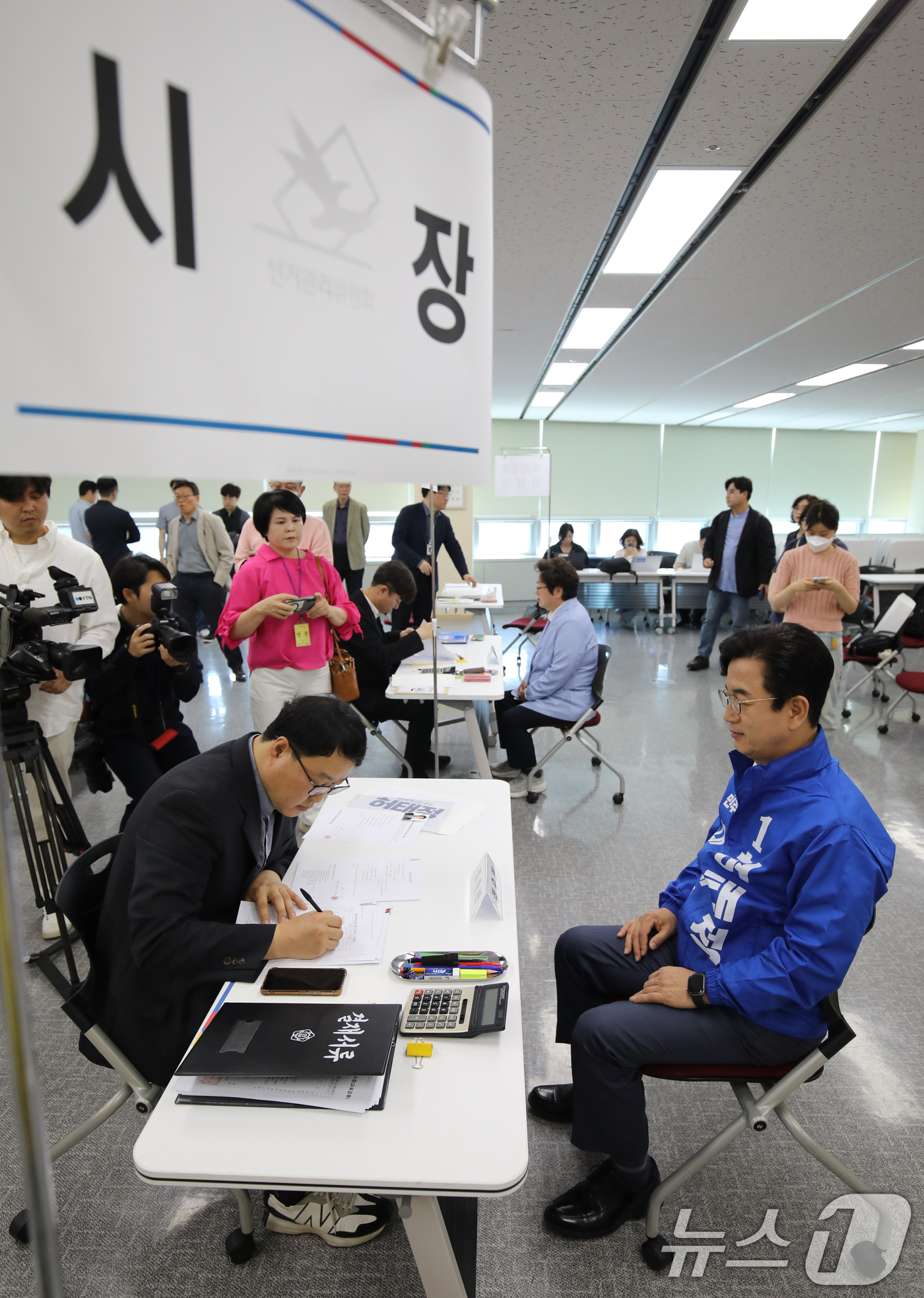 (대전=뉴스1) 김기태 기자 = 6.3 지방선거 후보 등록이 시작된 14일 오전 대전시선거관리위원회에서 후보들이 등록을 하고 있다. 2026.5.14/뉴스1