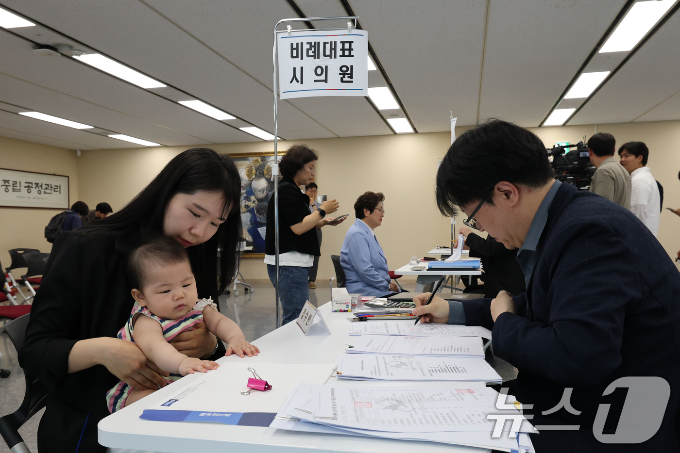 (대전=뉴스1) 김기태 기자 = 문수연 조국혁신당 대전시의원 비례대표 후보가 14일 오전 대전시선거관리위원회에서 생후 6개월 딸 이시호 양과 함께 후보 등록을 하고 있다. 2026 …