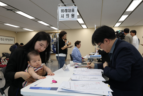 문수연 대전시의원 후보자 딸과 함께 후보 등록