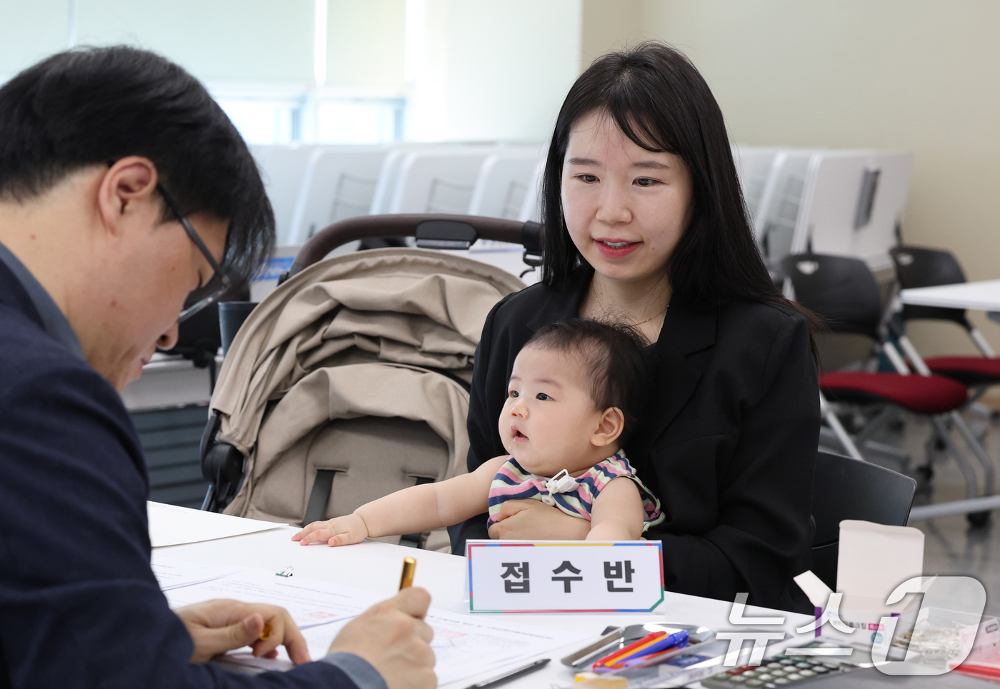 (대전=뉴스1) 김기태 기자 = 문수연 조국혁신당 대전시의원 비례대표 후보가 14일 오전 대전시선거관리위원회에서 생후 6개월 딸 이시호 양과 함께 후보 등록을 하고 있다. 2026 …