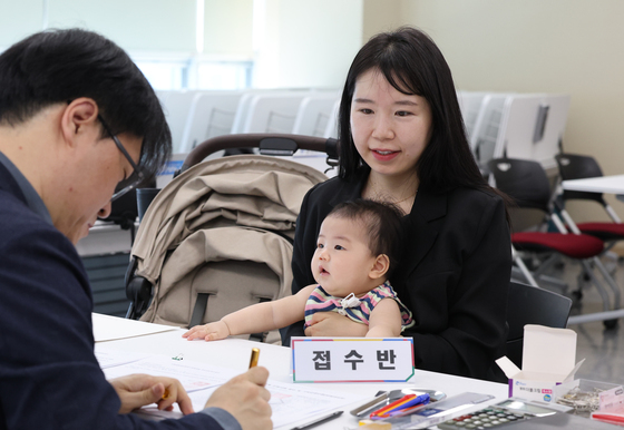 6개월 딸과 함께 후보 등록하는 문수연 후보