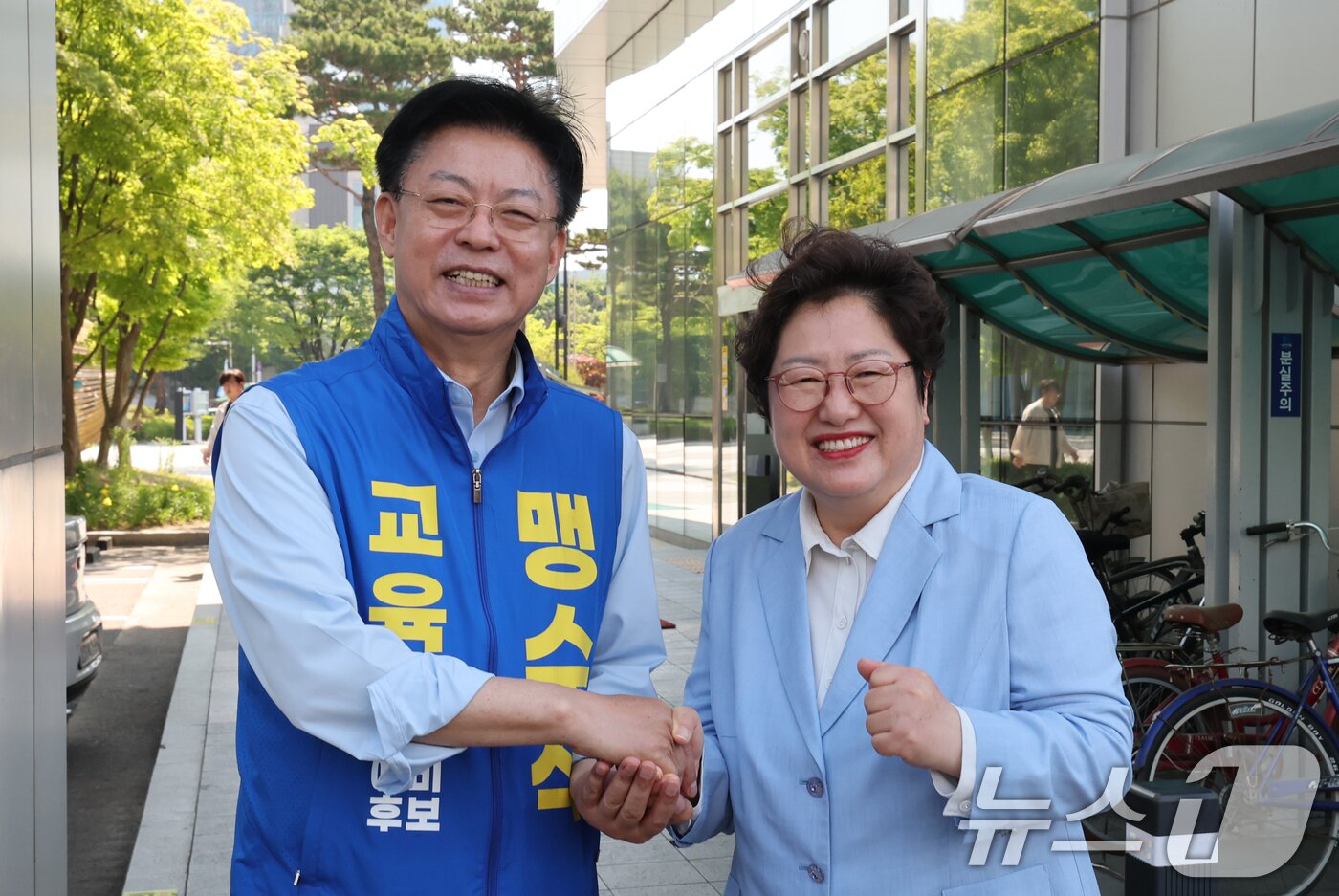 본문 이미지 - 맹수석(왼쪽), 정상신 대전시교육감 후보가 14일 오전 대전시선거관리위원회에서 후보 등록에 앞서 악수하고 있다. 2026.5.14 ⓒ 뉴스1 김기태 기자