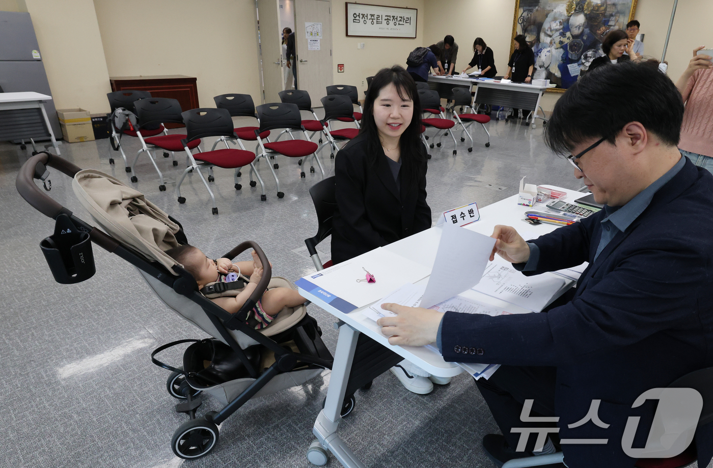 (대전=뉴스1) 김기태 기자 = 문수연 조국혁신당 대전시의원 비례대표 후보가 14일 오전 대전시선거관리위원회에서 생후 6개월 딸 이시호 양과 함께 후보 등록을 하고 있다. 2026 …