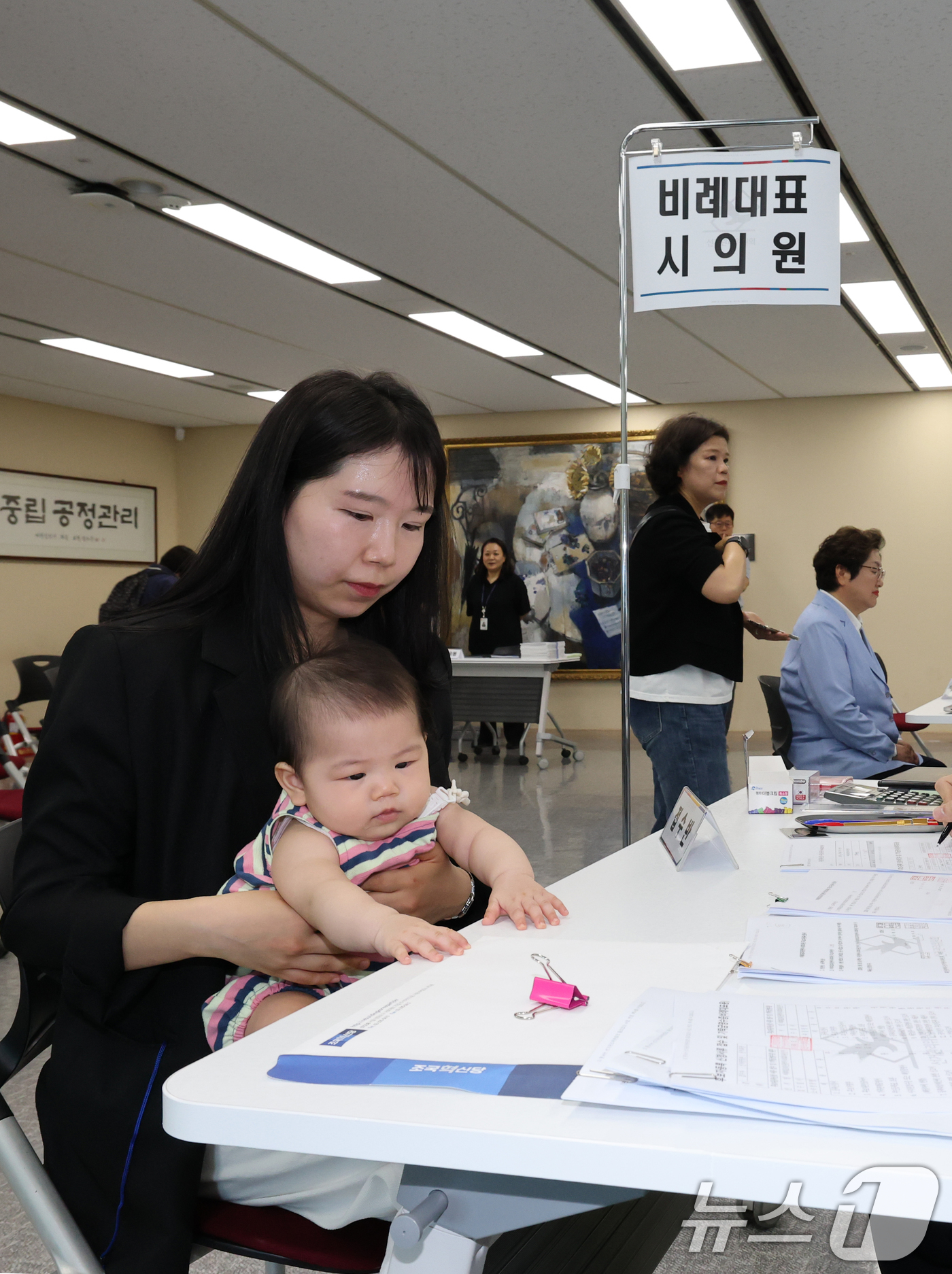 (대전=뉴스1) 김기태 기자 = 문수연 조국혁신당 대전시의원 비례대표 후보가 14일 오전 대전시선거관리위원회에서 생후 6개월 딸 이시호 양과 함께 후보 등록을 하고 있다. 2026 …
