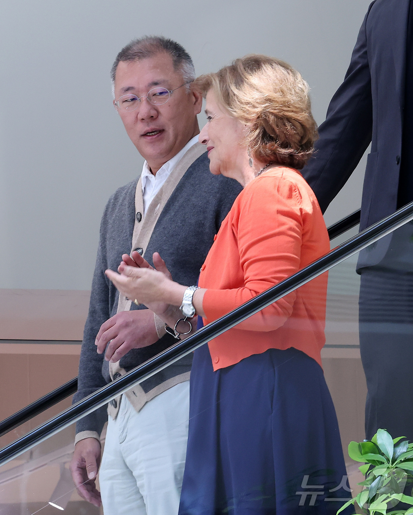 (서울=뉴스1) 김성진 기자 = 정의선 현대차그룹 회장(왼쪽)과 알렉산드라 빌레가스 디자인 설계 PM이 14일 서울 서초구 현대자동차그룹 양재 사옥에서 열린 현대차그룹 양재 사옥 …