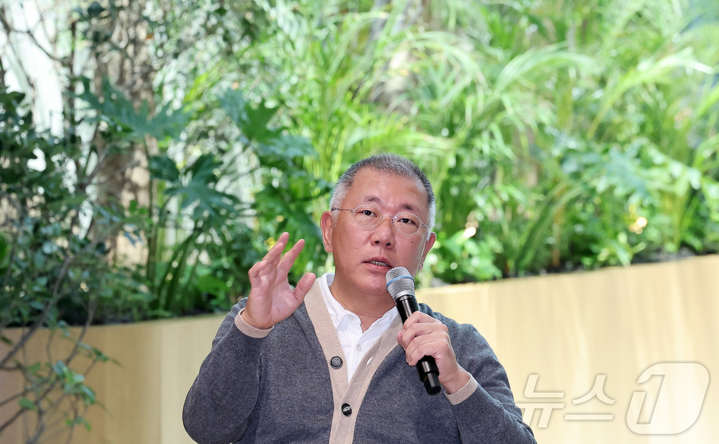 (서울=뉴스1) 김성진 기자 = 정의선 현대차그룹 회장이 14일 서울 서초구 현대자동차그룹 양재 사옥에서 열린 현대차그룹 양재 사옥 리노베이션 '임직원 대상 로비 오프닝 기념식'에 …