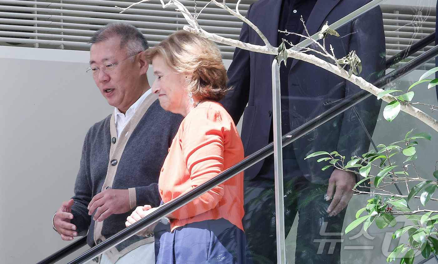 (서울=뉴스1) 김성진 기자 = 정의선 현대차그룹 회장(왼쪽)과 알렉산드라 빌레가스 디자인 설계 PM이 14일 서울 서초구 현대자동차그룹 양재 사옥에서 열린 현대차그룹 양재 사옥 …