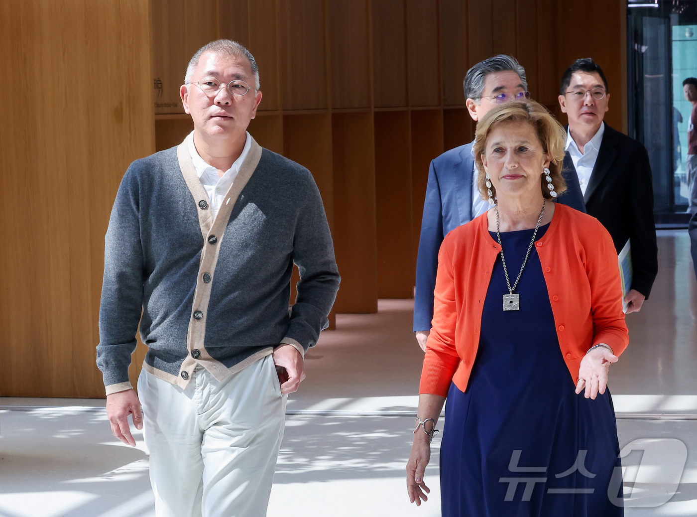 (서울=뉴스1) 김성진 기자 = 정의선 현대차그룹 회장(왼쪽)과 알렉산드라 빌레가스 디자인 설계 PM이 14일 서울 서초구 현대자동차그룹 양재 사옥에서 열린 현대차그룹 양재 사옥 …